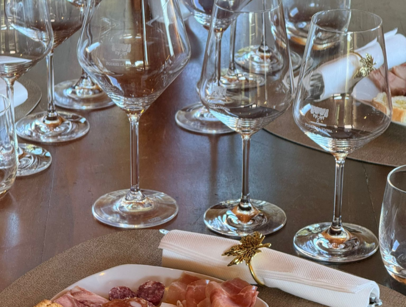 VI ASPETTIAMO IN CANTINA! Calici di vino rosso e tagliere di salumi e formaggi durante una degustazione a Podere la Vigna